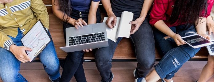 ordinateur-portable-étudiant-1-e1549457419468